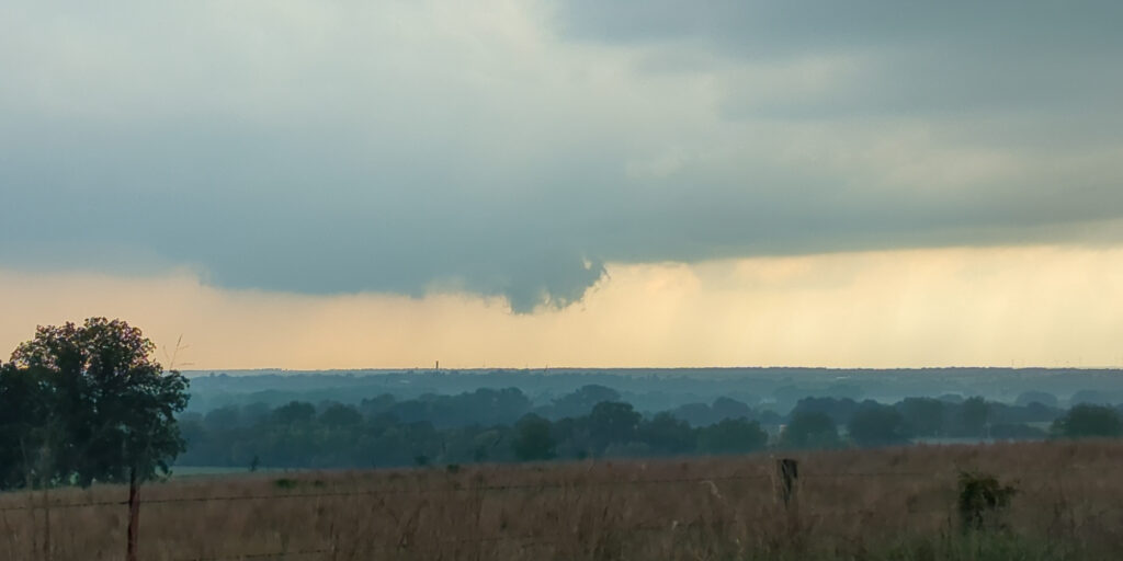 Wall Cloud near Lindsay at 4:32 pm CDT